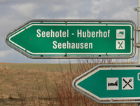 Hinweisschild zum Seehotel Huberhof