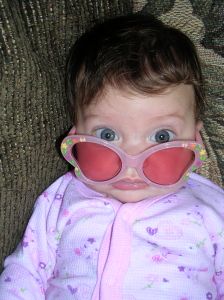 Baby mit rosaroter Brille, Quelle:sxc.hu